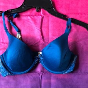 Lightly padded Maidenform Bra